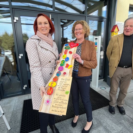 Bild enthält, Coat, Advertisement, Pants, Poster, Person, Portrait, Adult, Female, Woman, Man