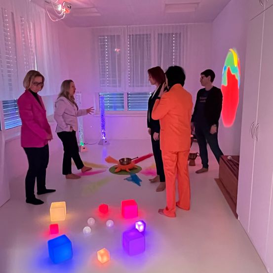 Bild enthält, Adult, Male, Man, Person, Female, Woman, Coat, Celebrating, Face, Lighting