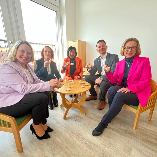 Bild enthält, Adult, Female, Person, Woman, Male, Man, Suit, Shoe, Face, Coat