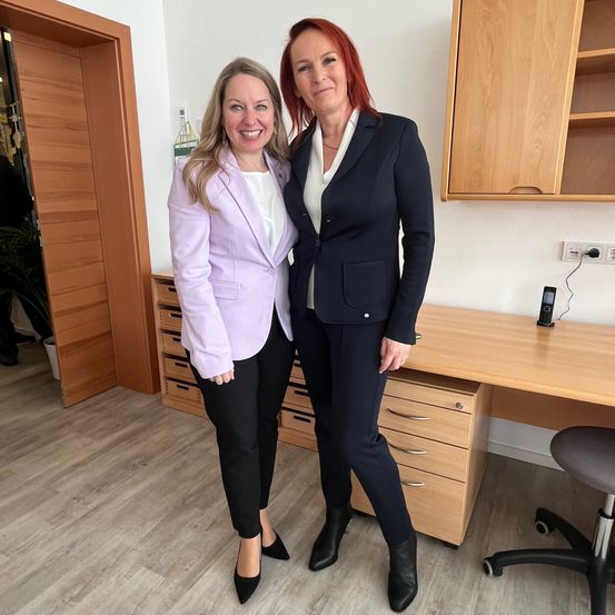 Bild enthält, Wood, Adult, Female, Person, Woman, Formal Wear, Suit, Coat, Face, Shoe