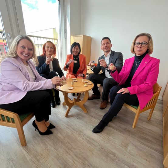 Bild enthält, Wood, Adult, Female, Person, Woman, Male, Man, Plywood, Suit, Shoe