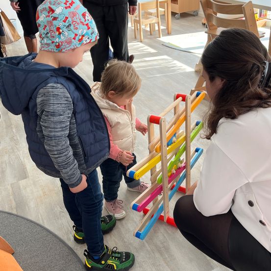 Bild enthält, Adult, Female, Person, Woman, Wood, Hat, Jacket, Child, Girl, Boy