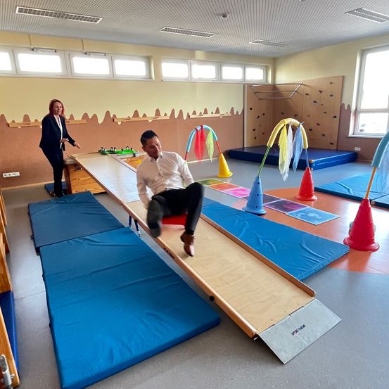 Bild enthält, Adult, Female, Person, Woman, Male, Man, Shoe, Play Area, Indoors, Pilates