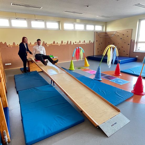 Bild enthält, Adult, Male, Man, Person, Play Area, Footwear, Shoe, Building, Indoors, Pilates