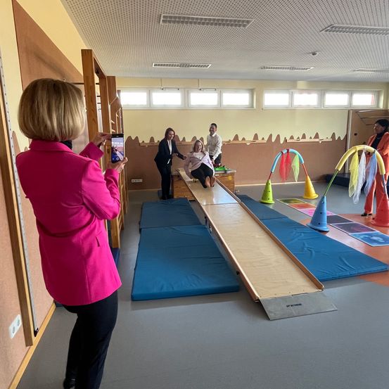 Bild enthält, Person, Play Area, Indoors, Clothing, Footwear, Shoe, Head