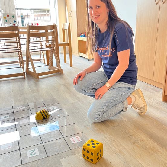 Bild enthält, Floor, Flooring, Interior Design, Female, Girl, Person, Teen, Wood, Sitting, Jeans