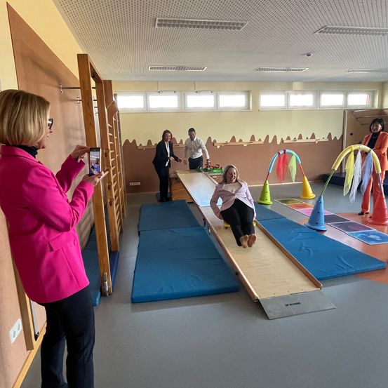 Bild enthält, Person, Play Area, Clothing, Coat, Indoors, Building, Shoe, Face, Head, Jeans