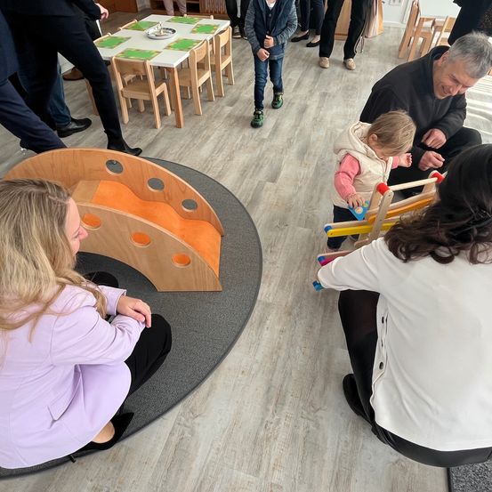 Bild enthält, Adult, Female, Person, Woman, Plywood, Male, Man, Child, Girl, Coat