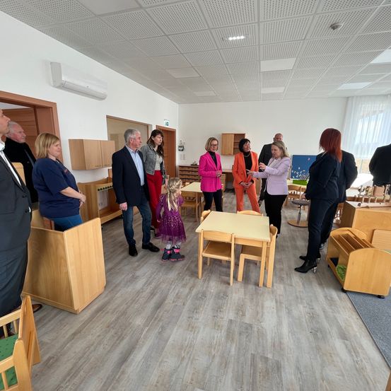 Bild enthält, Plywood, Wood, Adult, Female, Person, Woman, Indoors, Suit, Male, Man