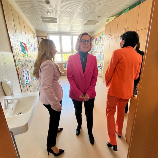 Bild enthält, Person, Coat, Adult, Male, Man, Basin, Shoe, Sink, Face, Hand