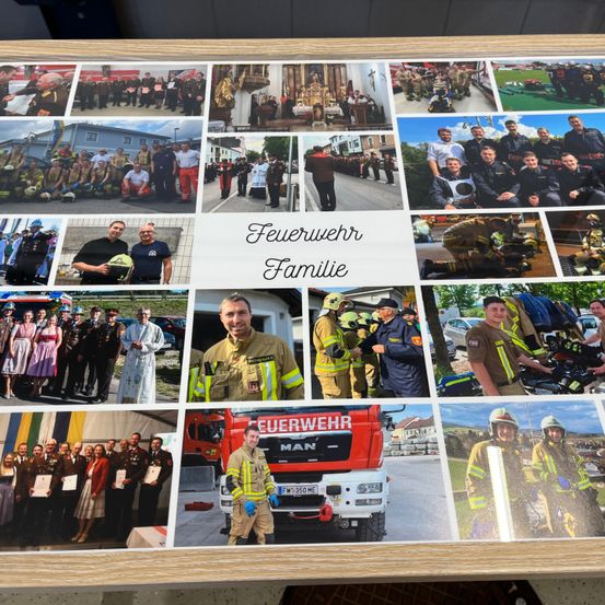 Eine Collage von Fotos, die Feuerwehrleute in verschiedenen Situationen zeigt, einschließlich in Uniform, bei Zeremonien und mit Feuerwehrfahrzeugen. Die Fotos sind auf einer Holzoberfläche angeordnet, mit den Worten 'Feuerwehr Familie' in der Mitte.