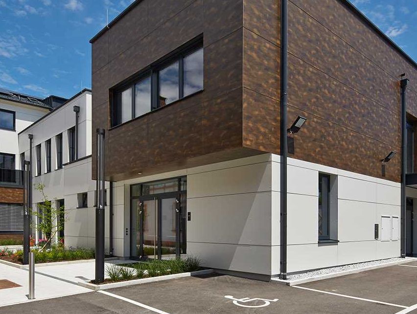 Bild enthält, Building, Office Building, City, Street, Urban, Condo, Housing, Neighborhood, Wheel, Bicycle