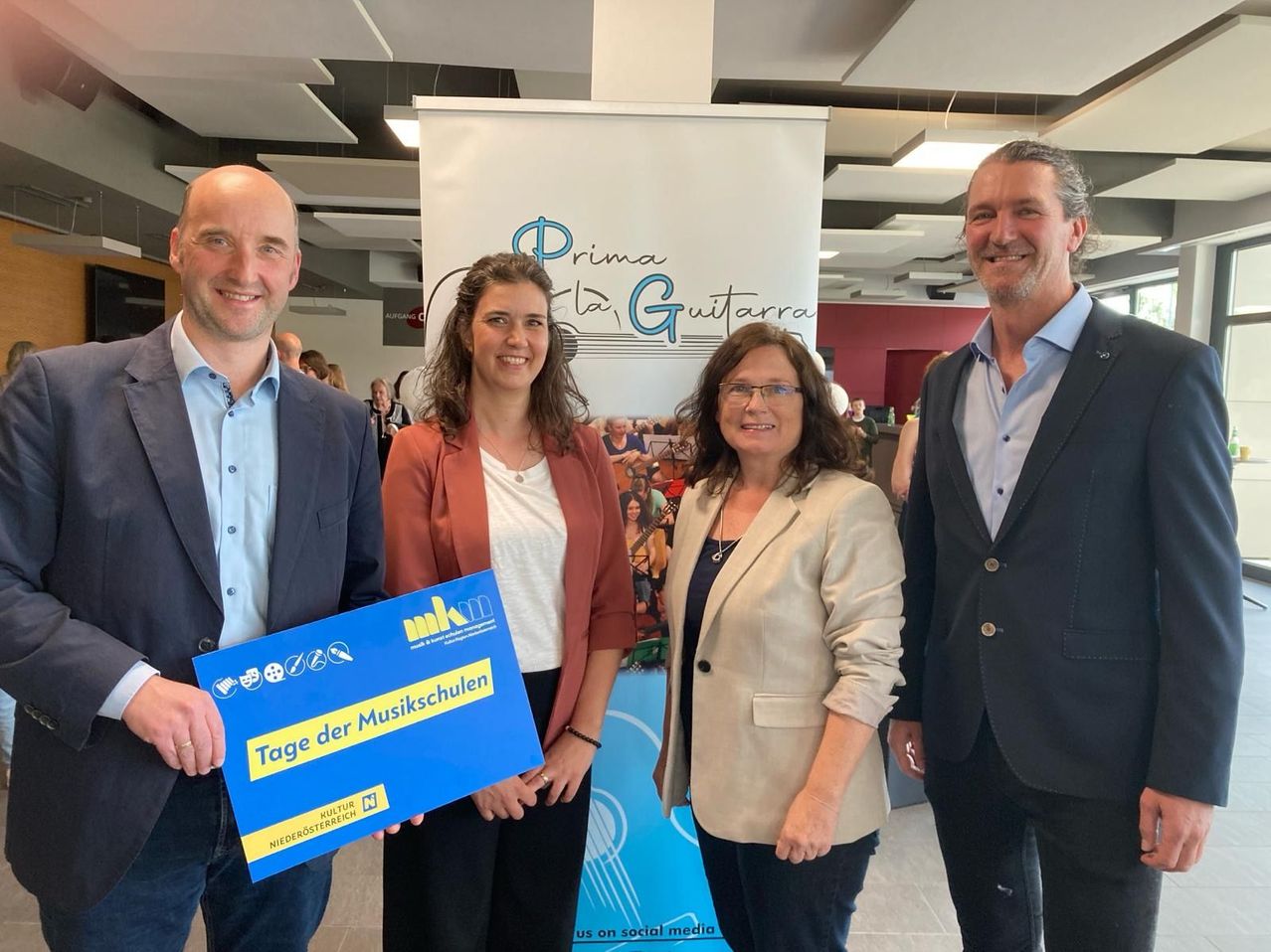 Bild enthält, Blazer, Coat, Jacket, Adult, Female, Person, Woman, Groupshot, Male, Man