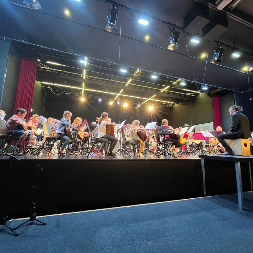 Bild enthält, People, Person, Group Performance, Adult, Female, Woman, Stage, Lighting, Shoe, Lamp