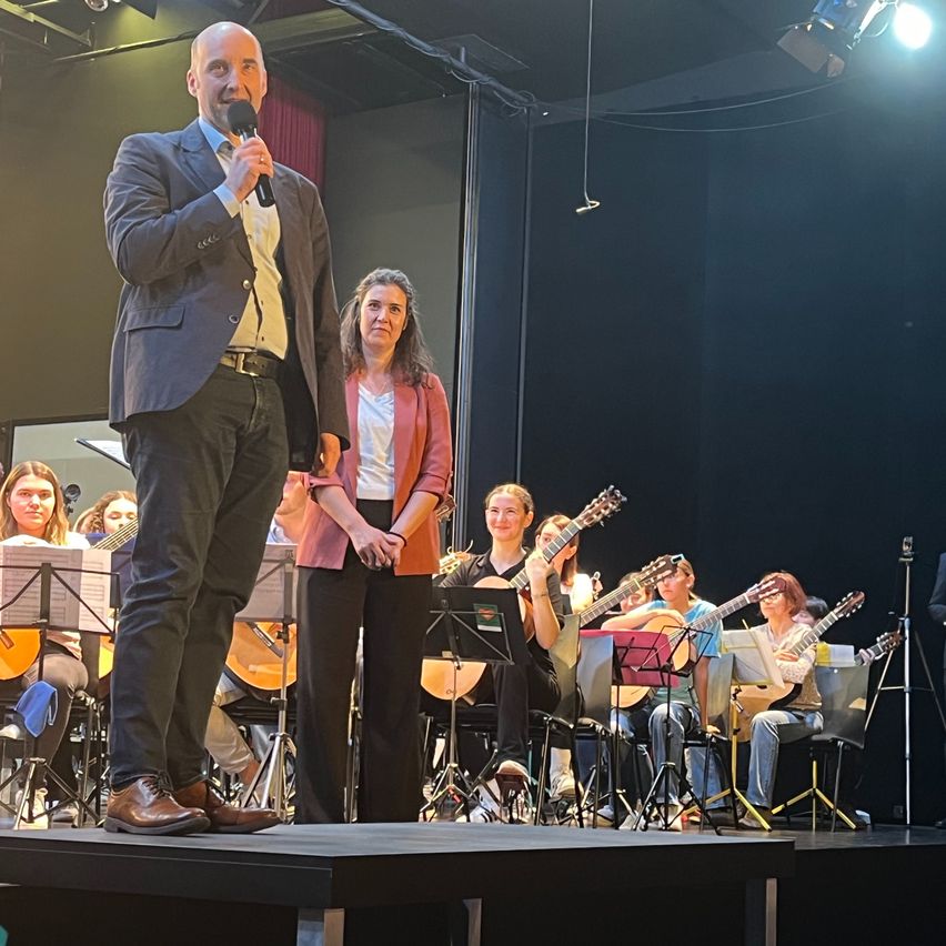 Bild enthält, Musician, Person, Singing, Shoe, Adult, Male, Man, Female, Woman, Belt