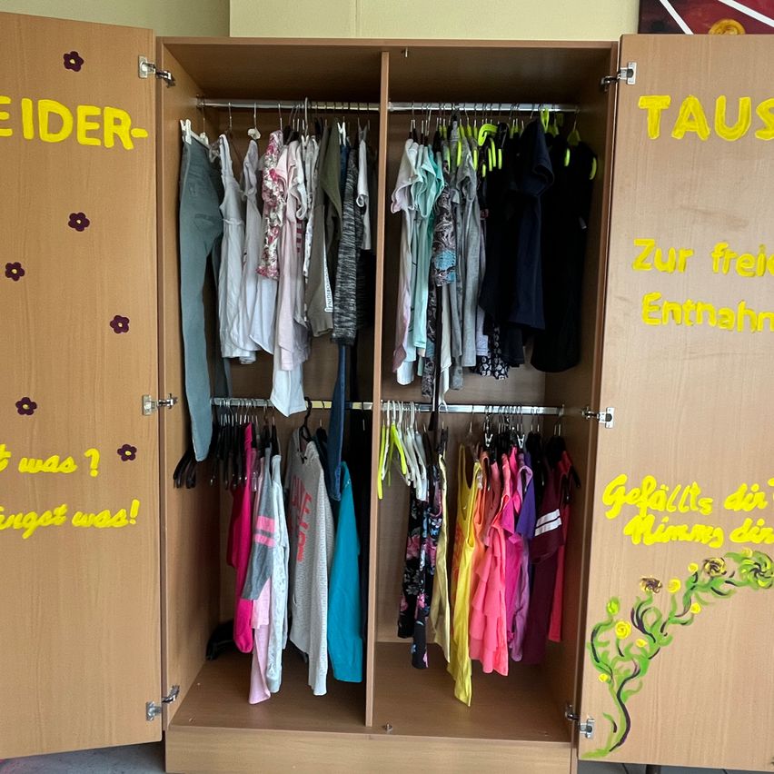 Bild enthält, Furniture, Closet, Wardrobe, Indoors