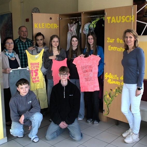 Bild enthält, Pants, T-Shirt, People, Person, Jeans, Adult, Female, Woman, Male, Teen