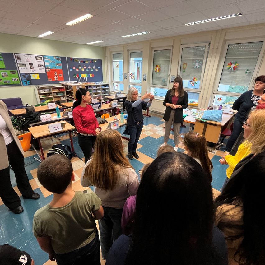 Bild enthält, Adult, Female, Person, Woman, Boy, Child, Male, Shoe, Man, Handbag