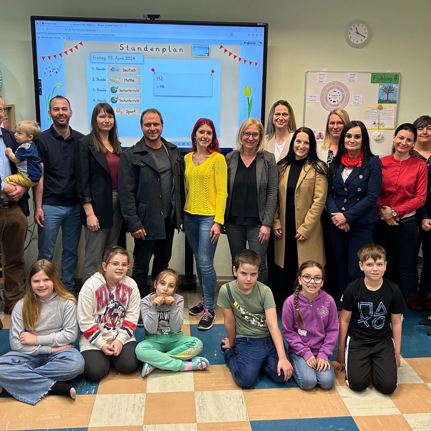 Bild enthält, Groupshot, Person, Coat, Adult, Male, Man, Child, Female, Girl, Woman