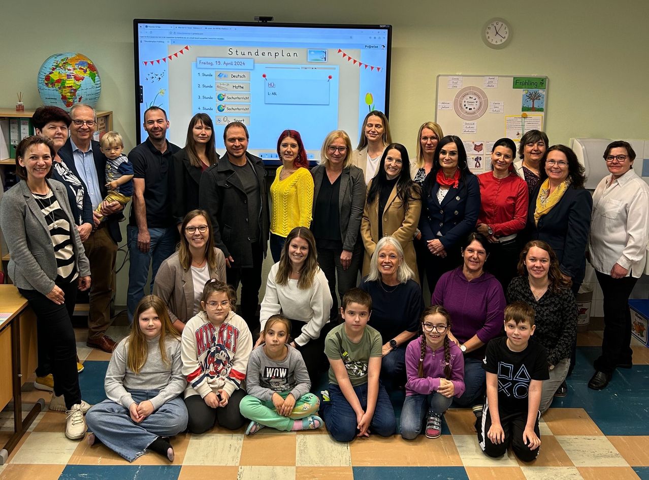 Bild enthält, Groupshot, Person, Adult, Female, Woman, Wristwatch, Male, Man, Glasses, Child