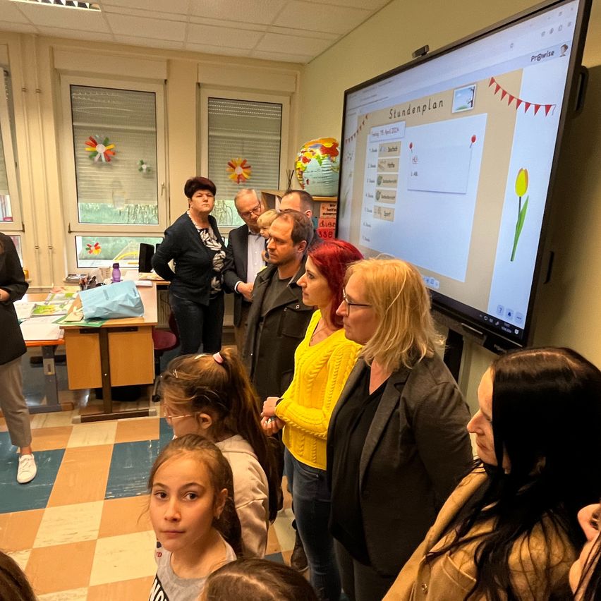 Bild enthält, Adult, Female, Person, Woman, School, Shoe, People, Child, Girl, Monitor