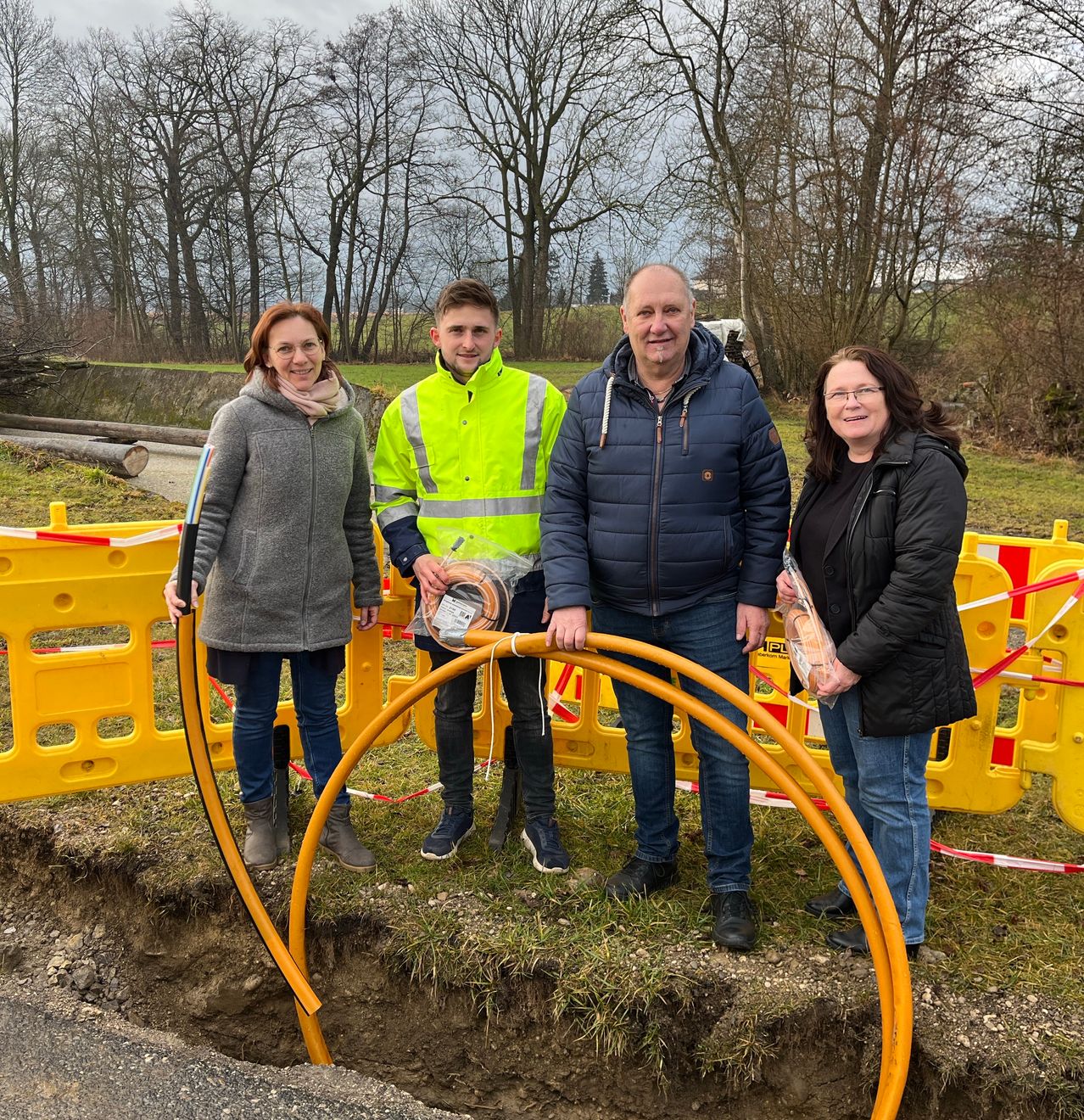 Bild enthält, Pants, Person, Worker, Adult, Female, Woman, Male, Man, Coat, Jacket