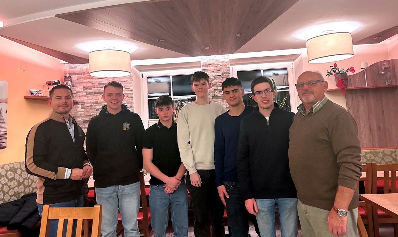 Bild enthält, People, Person, Groupshot, Pants, Jeans, Adult, Male, Man, Chair, Interior Design