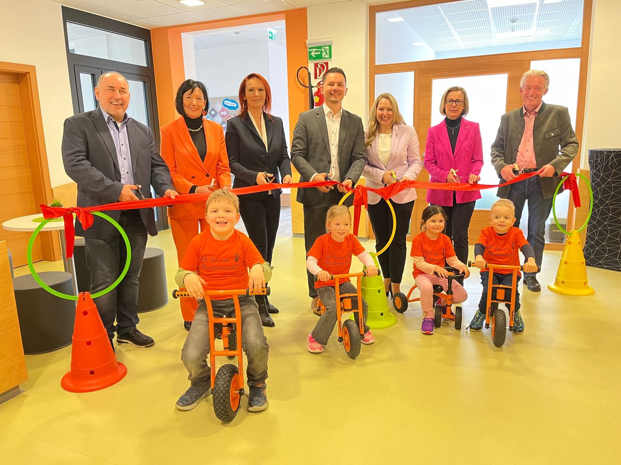 Bild enthält, Adult, Female, Person, Woman, Boy, Child, Male, Man, Girl, Suit