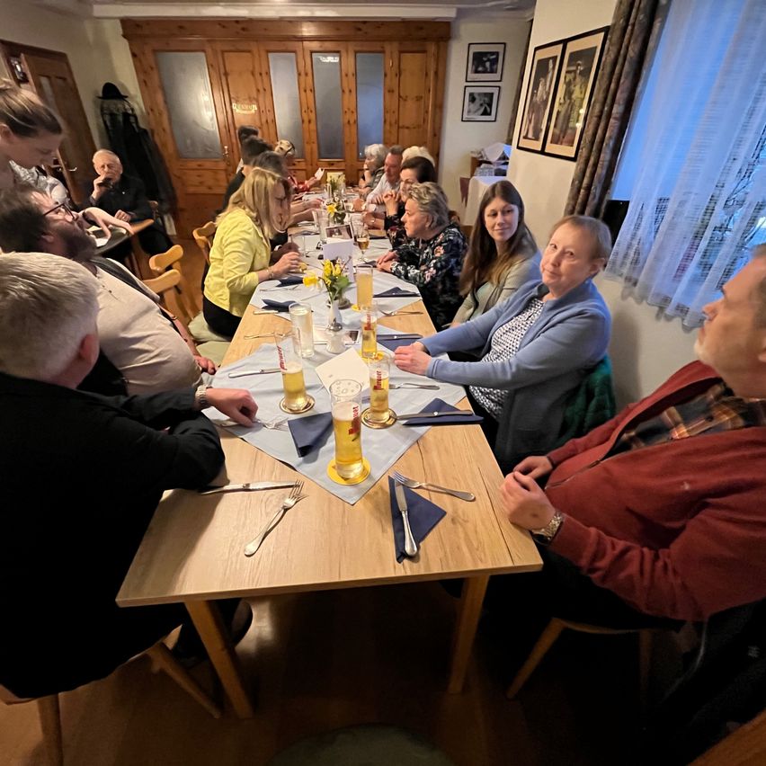 Bild enthält, Plywood, Wood, Restaurant, Dining Room, Dining Table, Table, Adult, Female, Person, Woman