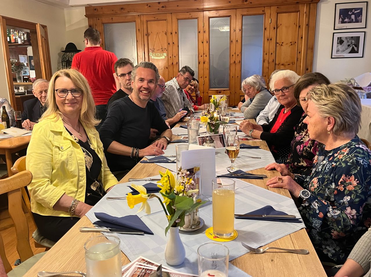 Bild enthält, Adult, Female, Person, Woman, Restaurant, Table, Dining Table, Male, Man, People