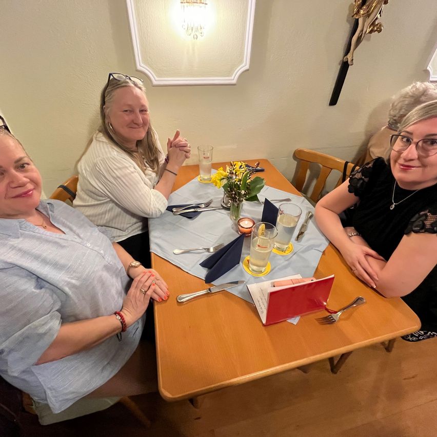 Bild enthält, Plywood, Wood, Dining Table, Table, Flower Arrangement, Adult, Female, Person, Woman, Dining Room