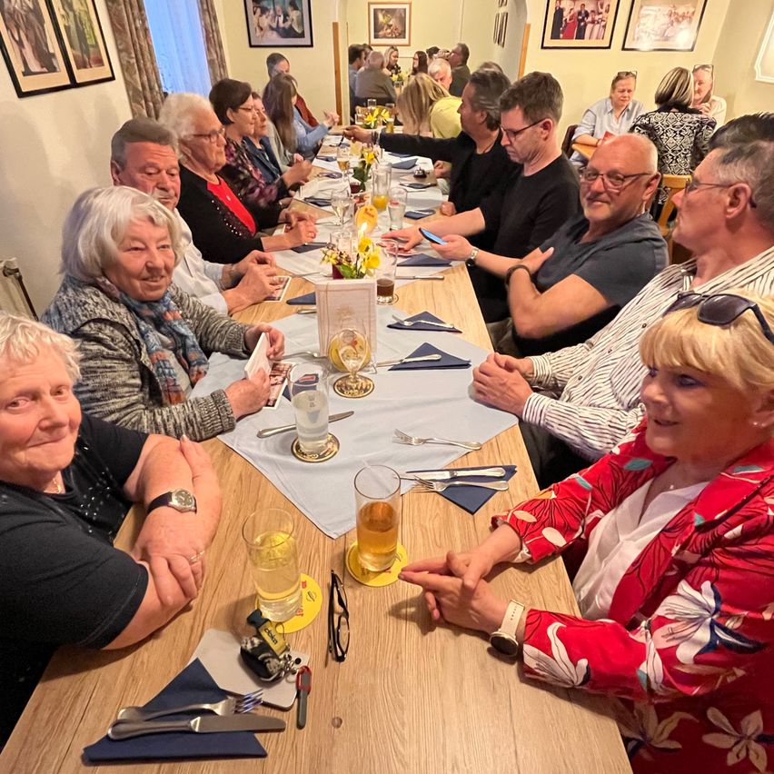 Bild enthält, Adult, Female, Person, Woman, People, Male, Man, Dining Room, Dining Table, Table