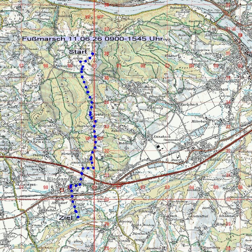 Topografische Karte, die eine Route von Fußmarsch bis zum Ziel zeigt. Die Karte enthaelt einen Zeitstempel, Koordinaten und verschiedene Terrainmerkmale.