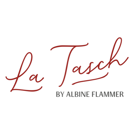 Ein Logo für La Tasch, erstellt von Albine Flammer. Es zeigt eine rote, kursiv geschriebene Schrift auf weißem Hintergrund.