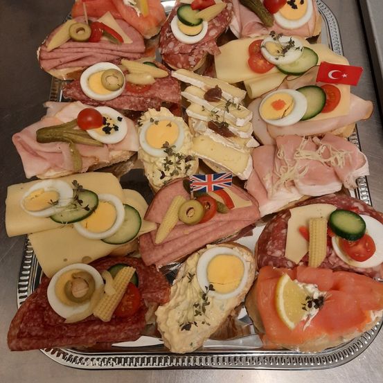 Bild enthält, Brunch, Food, Food Presentation, Dish, Meal, Platter, Meat, Pork, Egg