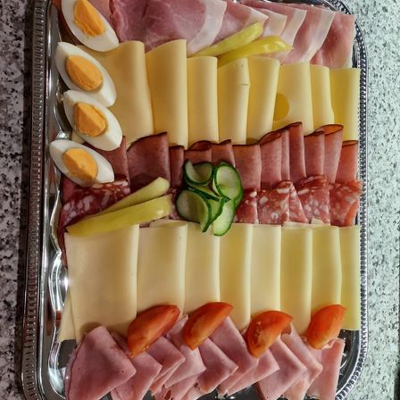 Bild enthält, Food, Food Presentation, Egg, Cheese, Dish, Meal, Platter, Meat, Pork, Mutton