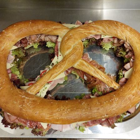 Bild enthält, Burger, Food, Food Presentation, Bread, Pretzel