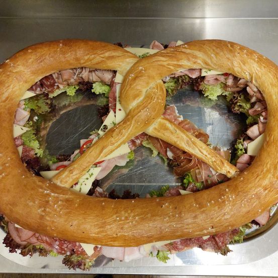 Bild enthält, Burger, Food, Food Presentation, Bread, Pretzel