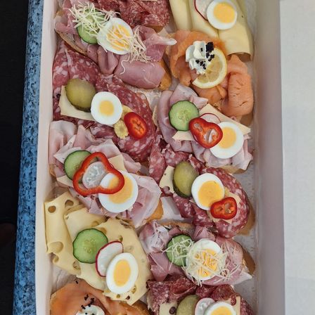 Bild enthält, Brunch, Food, Food Presentation, Egg, Dish, Meal, Platter, Meat, Pork