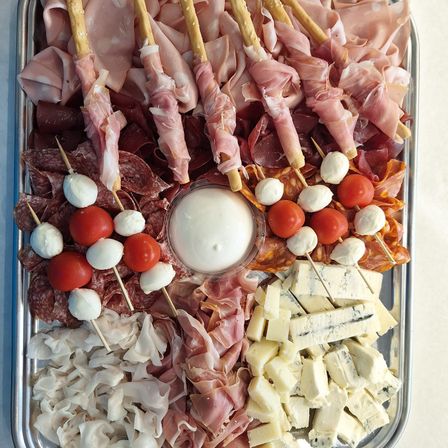 Bild enthält, Food, Meat, Mutton, Dish, Meal, Platter, Cheese, Food Presentation