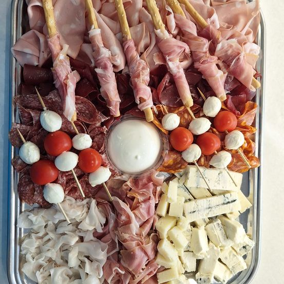 Bild enthält, Food, Meat, Mutton, Dish, Meal, Platter, Cheese, Food Presentation