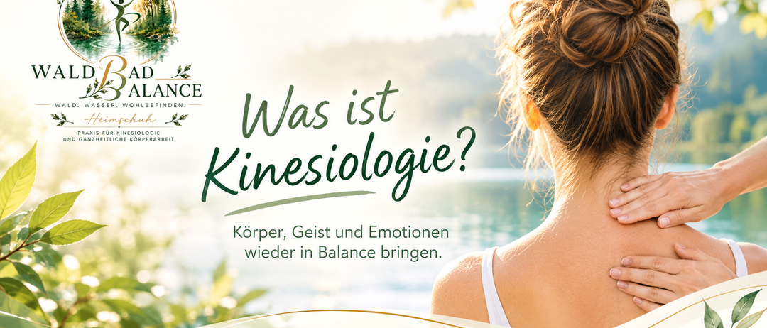 Eine Frau mit einem Dutt schaut aus einem Fenster. Der Text lautet 'Was ist Kinesiologie?' mit dem Untertitel 'Körper, Geist und Emotionen bringen wieder Balance.'