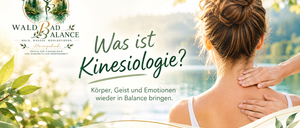 Eine Frau mit einem Dutt schaut aus einem Fenster. Der Text lautet 'Was ist Kinesiologie?' mit dem Untertitel 'Körper, Geist und Emotionen bringen wieder Balance.'