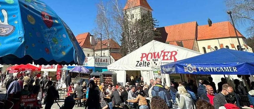 Bild enthält, Urban, City, Adult, Female, Person, Woman, Boy, Child, Male, People