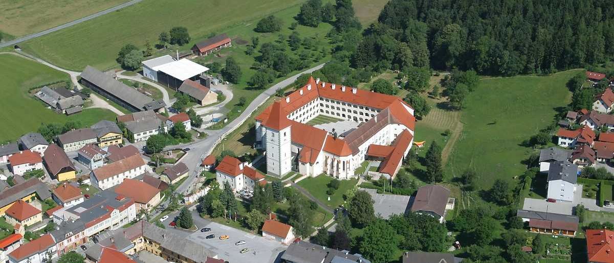 Bild enthält, Building, Outdoors, Housing, Aerial View, House, Driveway