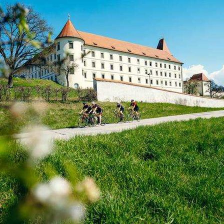 Bild enthält, Building, Housing, House, Bicycle, Person, Landmark, Mansion, Nymphenburg Palace, Palace