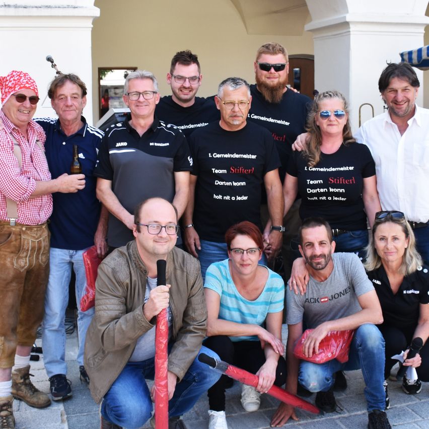 Bild enthält, People, Person, Pants, T-Shirt, Jeans, Adult, Male, Man, Female, Woman