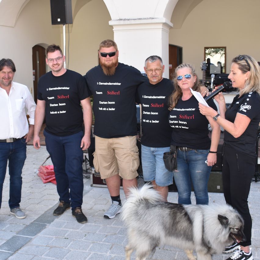 Bild enthält, Pants, T-Shirt, Jeans, Adult, Male, Man, Person, Shoe, Female, Woman