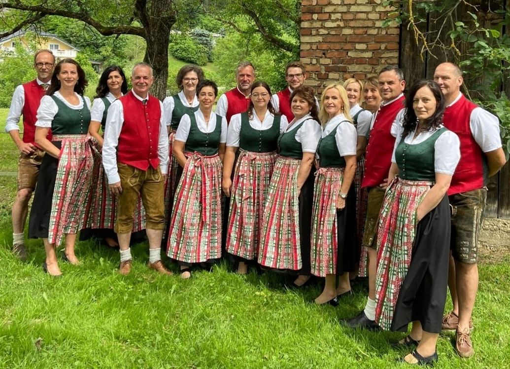 Bild enthält, Groupshot, Person, Adult, Male, Man, Shorts, Female, Woman, Shoe, Face
