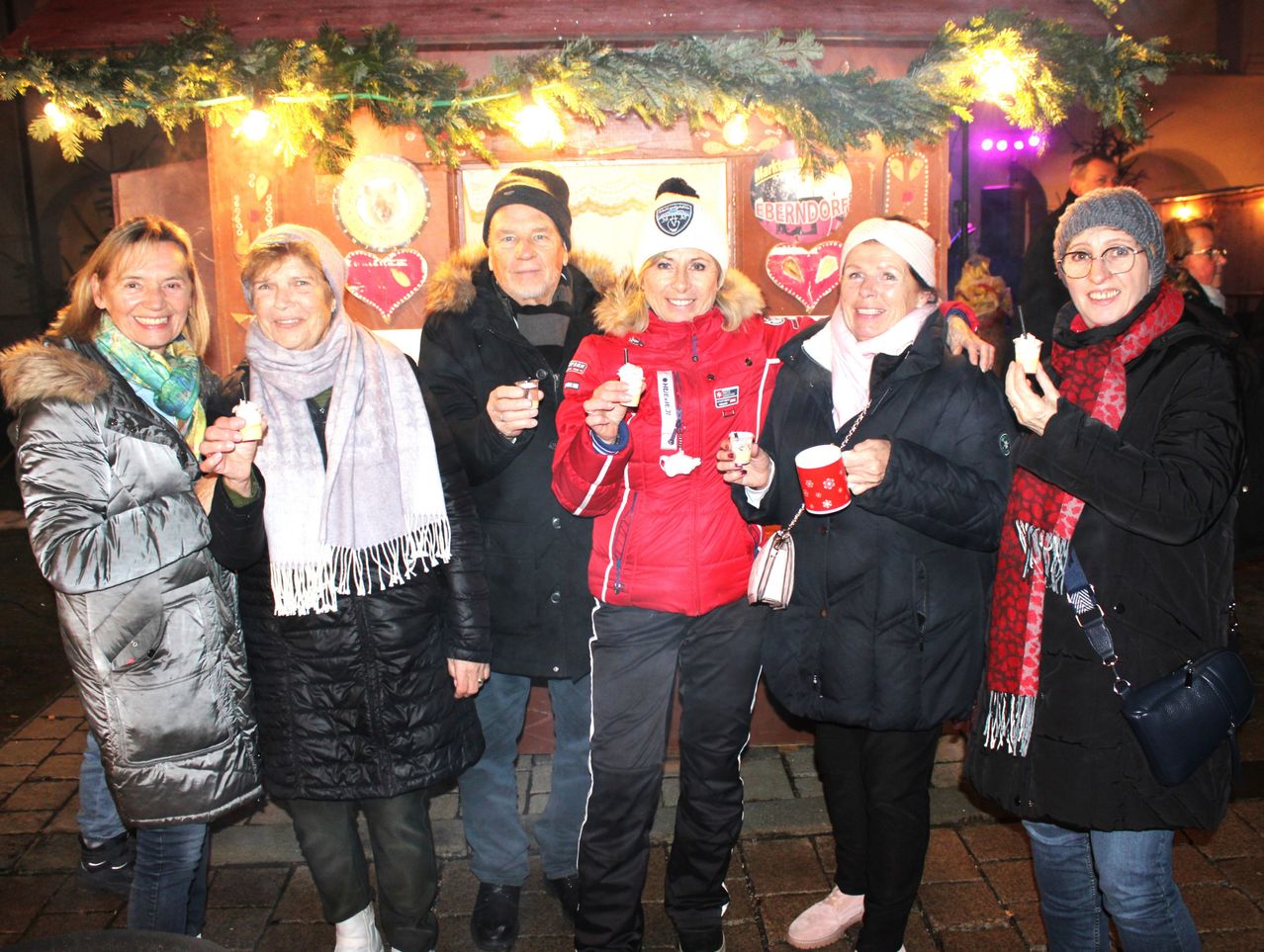 Bild enthält, Coat, Jacket, Adult, Female, Person, Woman, Jeans, Male, Man, Shoe